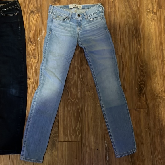 3 pairs of hollister jeans, 1x light wash 2x dark wash. All size 1R - Picture 4 of 4